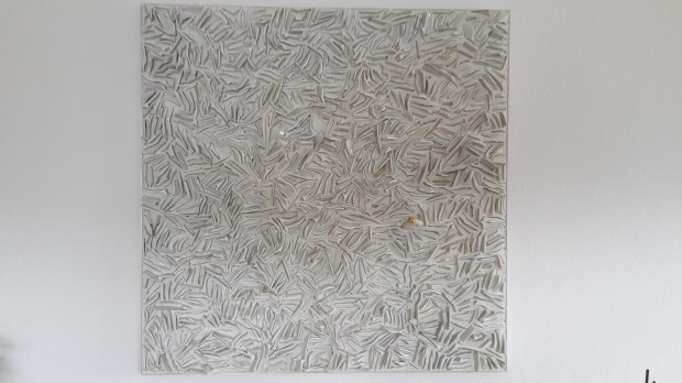 A. Grathwohl, Broken dreams, 2015-16, cm 90x90x3, piatti di ceramica, cemento, metodo diretto, courtesy dell'artista