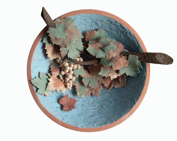 Ciotola-con-ramo-di-vite