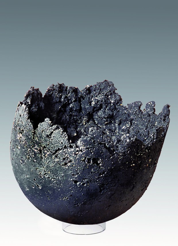 Forma Nera 2-2002 cm 46,5x45 agilla refrattaria, ossidi, lustro in vernice.