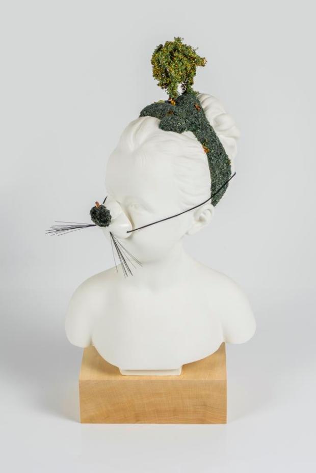 La Siesta, Porcellana smaltata e resina, 22 x 40 x 10 cm, 2018 - N. Torres(1)