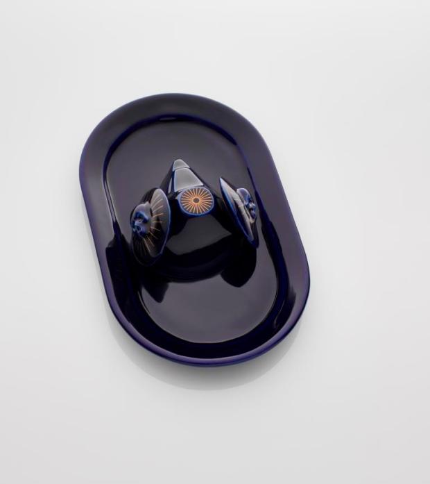 Máscara en la bandeja I, Porcellana smaltata a lustro dorato, 20 x 9 x 33 cm, 2018 - N. Torres