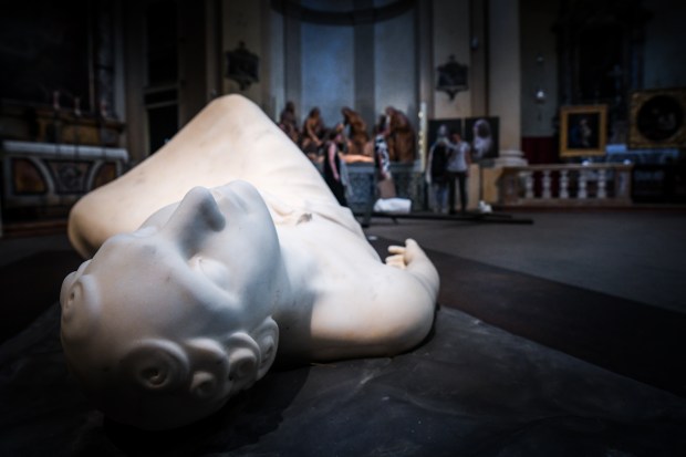 MICHELANGELO GALLIANI_L ASSEDIO_MARMO STATUARIO DI CARRARA E PIOMBO credit foto Maurizio Gazzotti